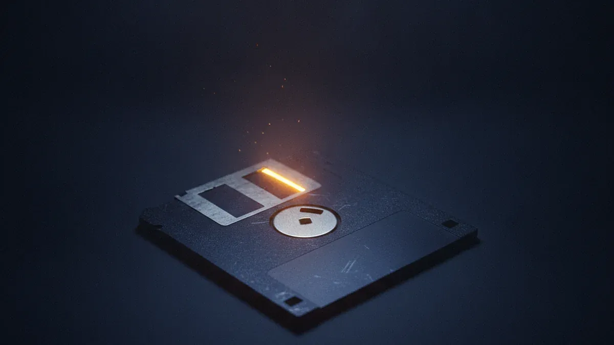 Eine einzelne alte Diskette auf dunklem Untergrund, aus deren Schlitz ein schmaler Lichtstreif dringt